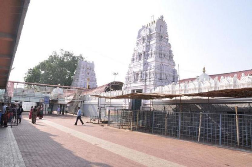A Woman devotee dies at Vemulawada temple.